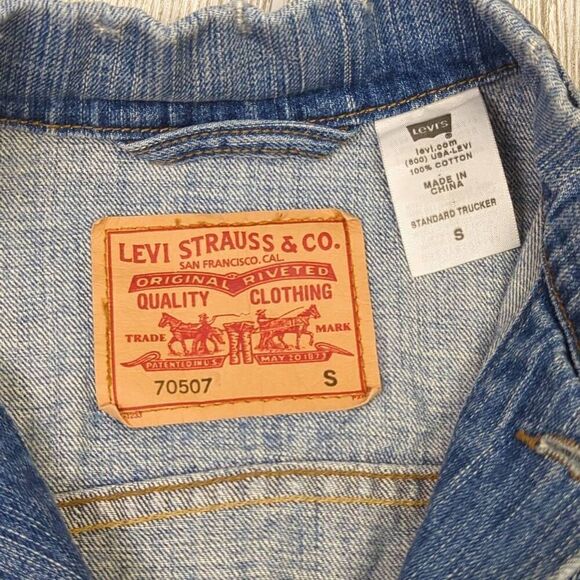 Levi’s Women’s Small Blue Denim Distressed Button Down Jacket Trucker Western - Picture 7 of 7